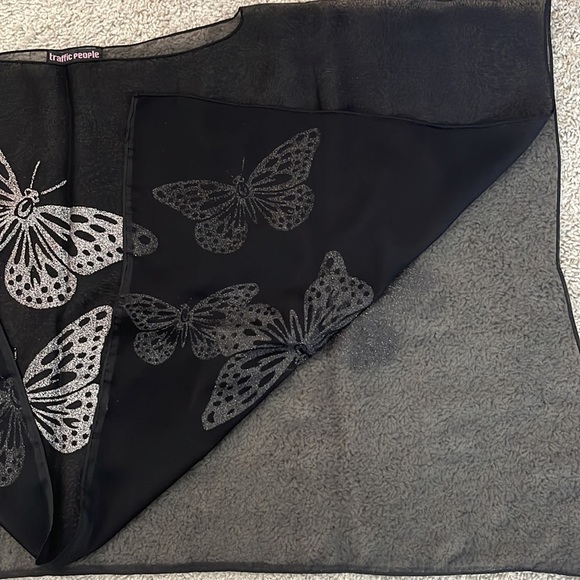 Traffic People Scarf Coverup Cropped Top - Picture 10 of 12